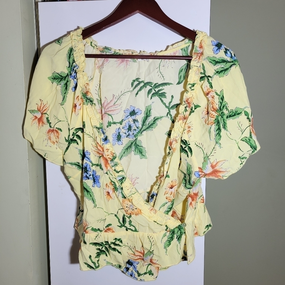 ❤️ 3 for $35 Aritzia Wilfred Aurelia Floral Wrap Top Blouse Yellow  Size large - Picture 2 of 7